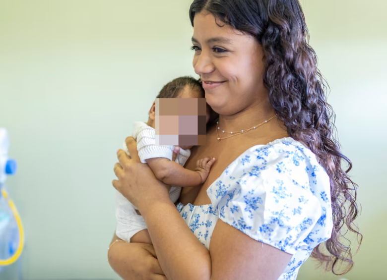 La intervención se practicó cuando el bebé tenía 28 semanas de gestación y 700 gramos. FOTO: Hospital Sant Joan de Déu