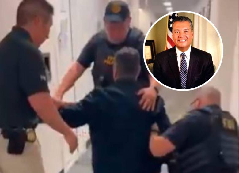 El senador fue expulsado de la conferencia que estaba dando Kristi Noem, secretaria de Seguridad de Estados Unidos. A las afueras del recinto fue tirado al suelo y esposado por agentes del FBI. FOTO: Tomada de redes sociales