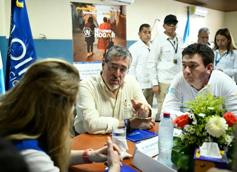 El presidente de Guatemala, Bernardo Arevalo, en el actual centro de migrantes deportados hablando con los funcionarios. FOTO: AFP