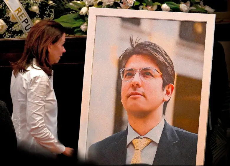 María Claudia Tarazona frente a la foto póstuma de Miguel Uribe Turbay en el Congreso. FOTO: AFP