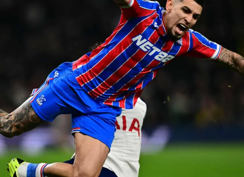 Daniel Muñoz en medio de la caída por la fuerte entrada que sufrió en el partido por Premier League. FOTO: AFP