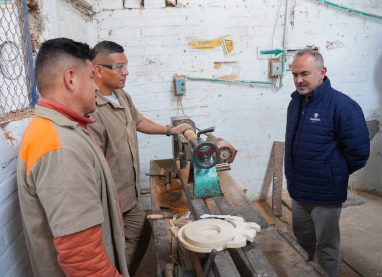 Los privados de la libertad elaboran mobiliario y estructuras en madera destinadas al mejoramiento de espacios públicos. FOTO: Colprensa / MinJusticia
