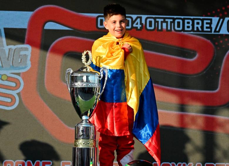 Mateo Gómez (centro) es el nuevo campeón de Easykart 60 con tan solo 11 años de edad. Es una de las grandes promesas del automovilismo colombiano. FOTO Cortesía