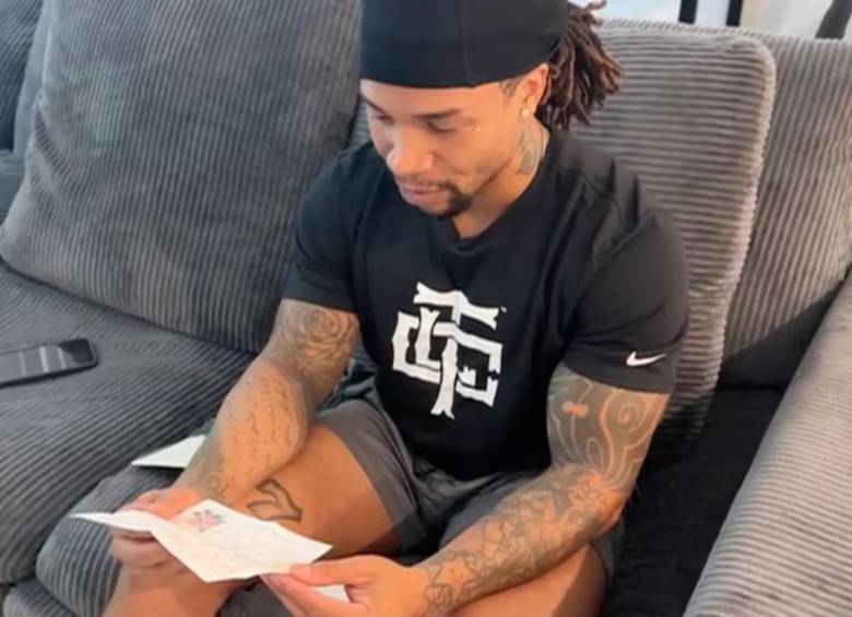 Jevon Castrillo leyendo la carta de su madre. FOTO: Redes sociales video WPTV