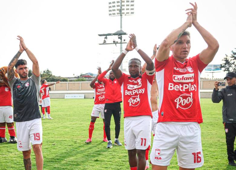 El delantero vallecaucano Hugo Rodallega (número 11) anotó uno de los goles con los que Santa Fe forzó los penaltis. Foto: tomada del x de @SantaFe
