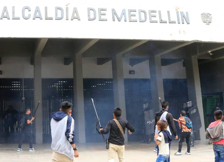 Todo transcurría en relativa calma hasta que un grupo de personas decidió ingresar al centro administrativo donde causaron destrozos y rompieron vidrios. Foto: Esneyder Gutiérrez