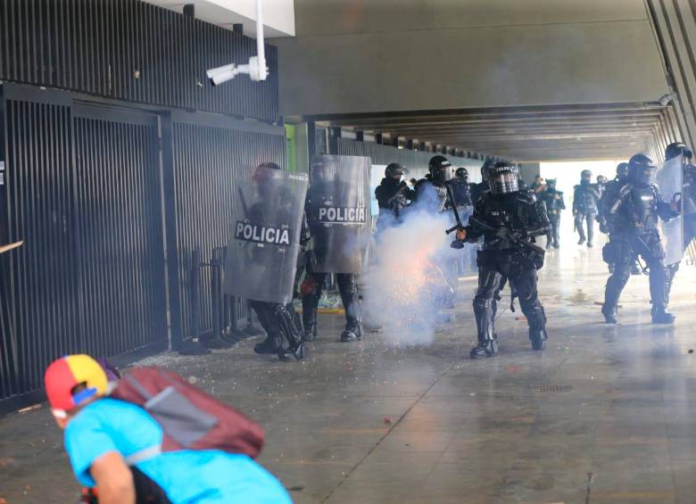 Los indígenas ingresaron con menores de edad a la Alcaldía de Medellín y destrozaron puertas, ventanillas y mobiliario. Foto: Esneyder Gutiérrez