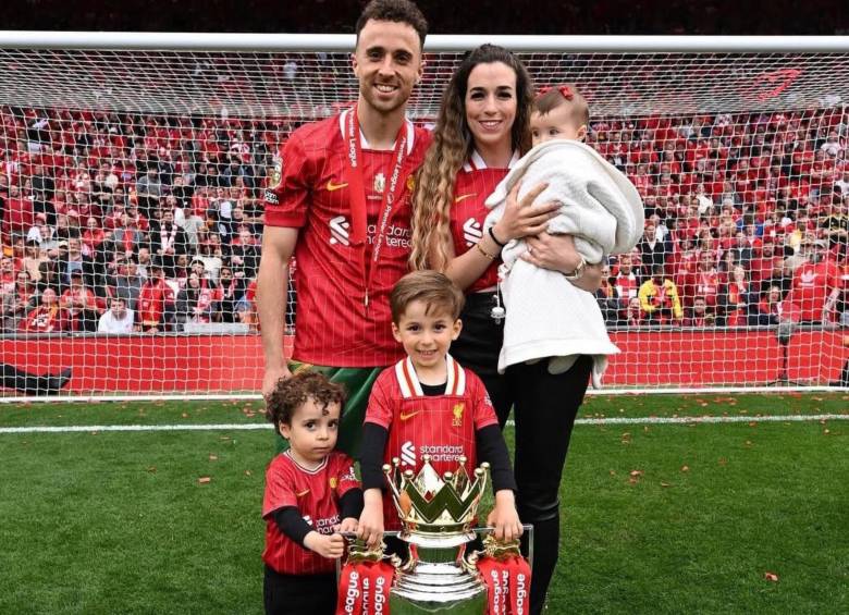 Diogo Jota, su esposa y tres hijos cuando ganaron la Premier League con el Liverpool esta temporada. FOTO: REDES SOCIALES DIOGO JOTA