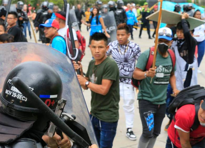 Los indígenas armados de palos se enfrentaron con los uniformados del Esmad. Foto: Esneyder Gutiérrez
