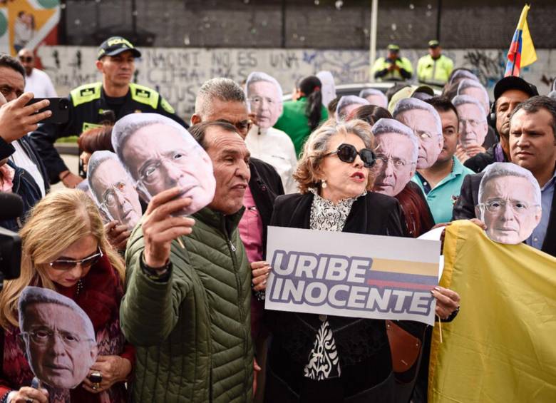 Simpatizantes del expresidente Uribe hicieron plantones frente al Complejo Judicial de Paloquemao en Bogotá, expresando su inocencia en el caso, mientras se esperaba la lectura del fallo. FOTO: Colprensa