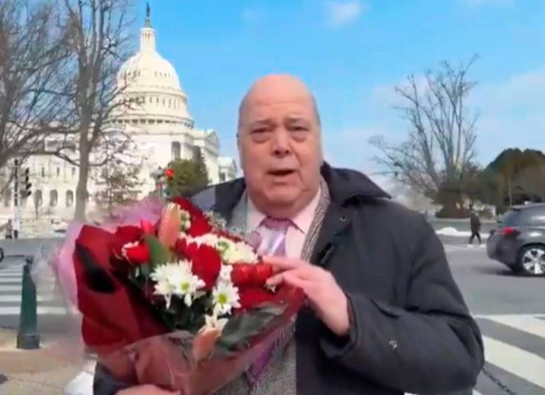 El embajador Daniel García-Peña entregando flores en las calles de Washington. FOTO: Captura de video 