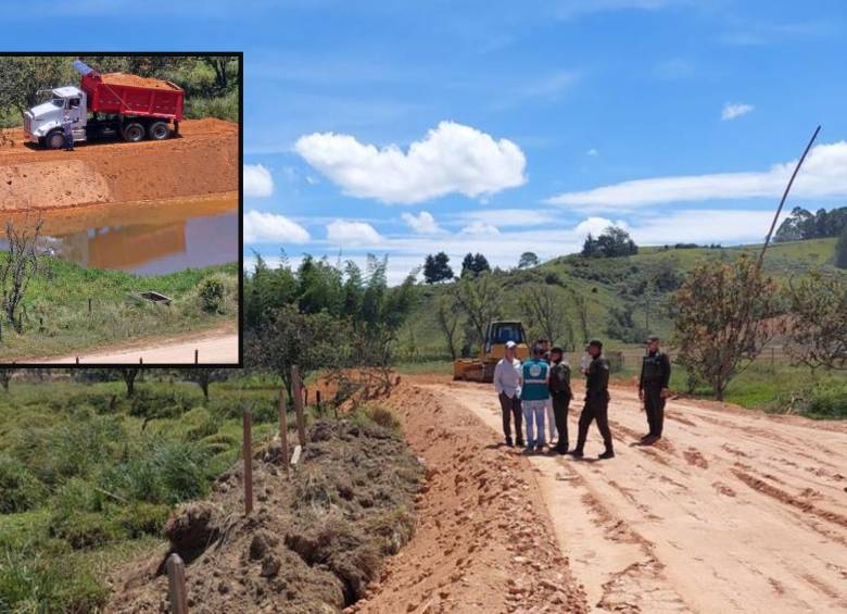 Adelante, volqueta vertiendo tierra sobre el lago. Atrás, intervención de Corantioquia. FOTO: Cortesía e imagen tomada de redes.