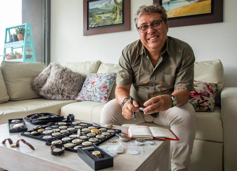 El profesor José Fernando Navarro es un ávido coleccionista. Ha logrado encontrar importantes piezas para contar la historia de los relojes Ferrocarril de Antioquia. FOTO carlos velásquez