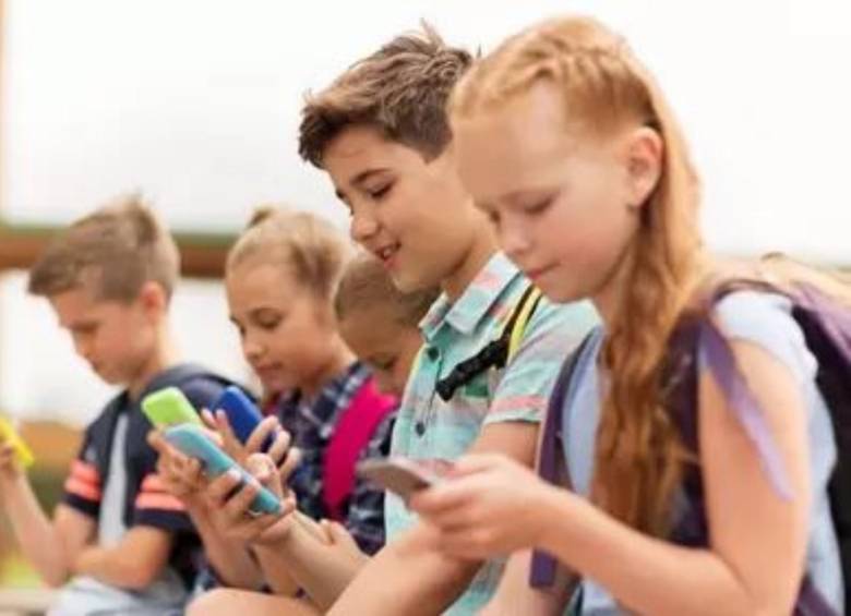 Imagen de referencia, jóvenes con sus celulares en la escuela. FOTO: Europa press