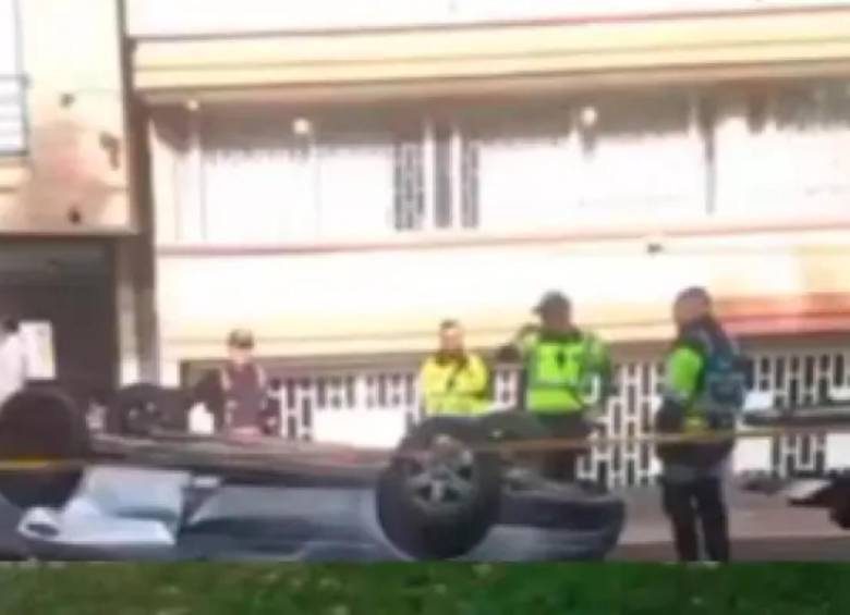 El Cuerpo de Bomberos de Bogotá informó que la estación Chapinero realizó el rescate de los cuerpos de las dos personas atrapadas. Una muerta y la otra herida. FOTO: Captura video redes sociales