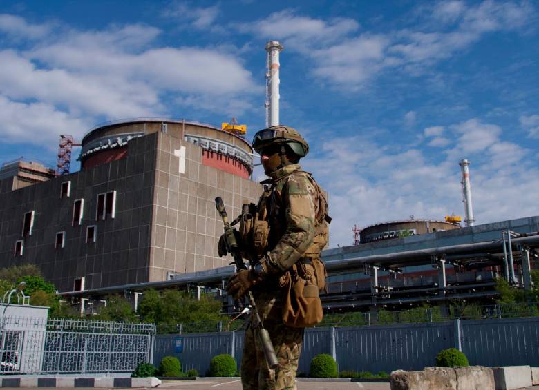 La planta nuclear de Zaporiyia está bajo el control de tropas rusas, pero la operan ingenieros ucranianos. FOTO AFP
