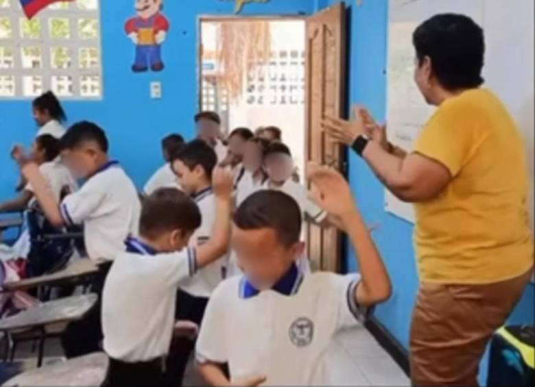 La profe bailando con sus alumnos. FOTO: Tomada de redes sociales de @laprofeangely