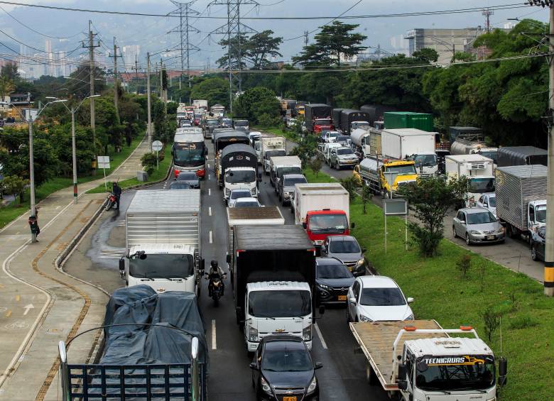 El embotellamiento en las principales entradas y salidas del Valle de Aburrá se constituye en una de las problemáticas que enfrentan a diario autoridades, conductores y viajeros en esta parte del país. FOTO Camilo Suárez