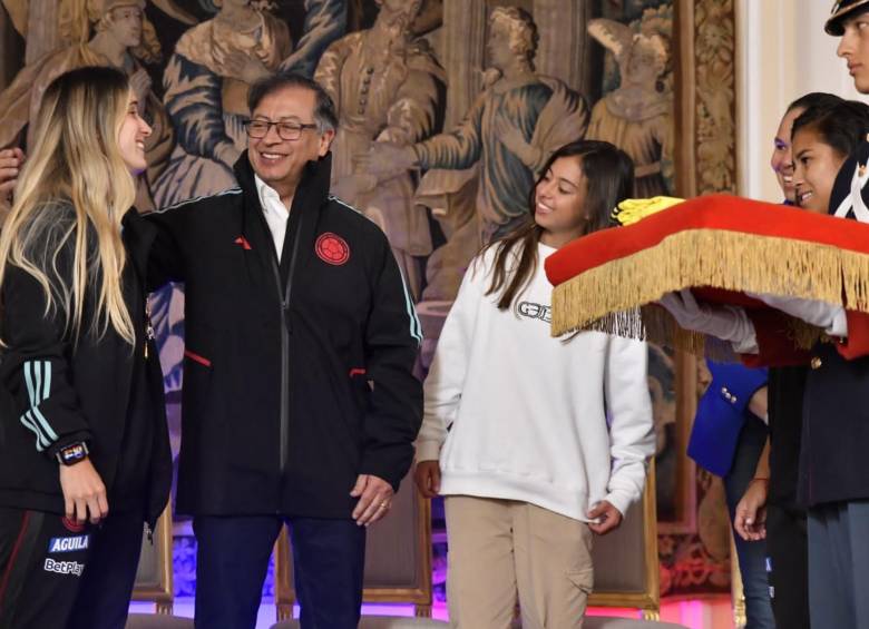 También, el presidente Petro, anunció apoyo económico de 8 mil millones para el futbol femenino en Colombia. FOTO: Colprensa
