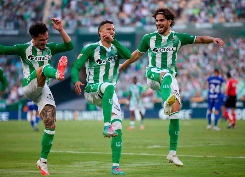 Nelson Deossa (centro) ha ganado protagonismo en el Real Betis durante el inicio de la temporada. FOTO: X: REAL BETIS