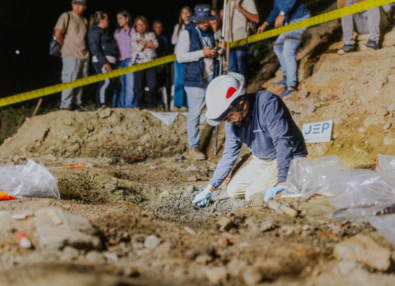 Un perito forense realiza labores de búsqueda en La Escombrera. FOTO: Cortesía.