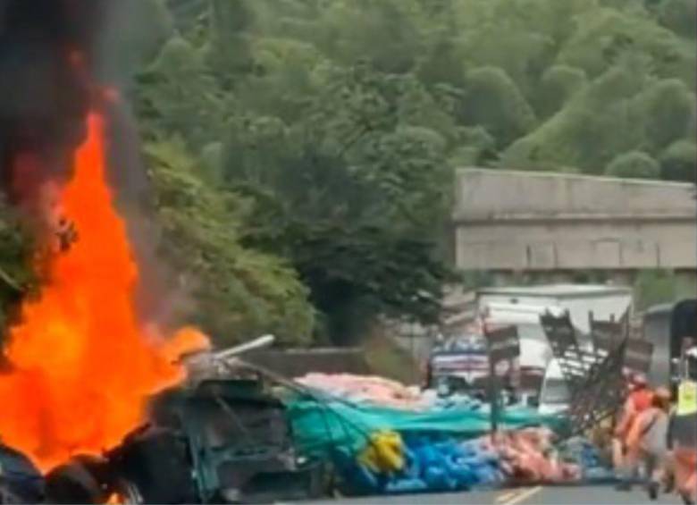 La colisión entre un bus de pasajeros y un vehículo de carga ha provocado varios muertos y heridos. Foto: Captura de video