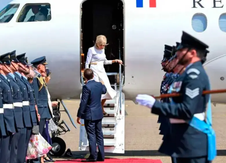 El momento en el que Brigitte Macron prefiere bajar del avión apoyada de una baranda en lugar de recibir la mano de su esposo, el presidente francés Emmanuel Macron. FOTO: AFP