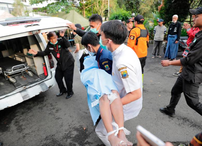 Los servicios médicos y de emergencias están al borde del colapso en Cianjur, Indonesia. Los temblores de tierra son habituales en esta región ubicada en el Anillo de Fuego del Pacífico. FOTOS EFE Y GETTY