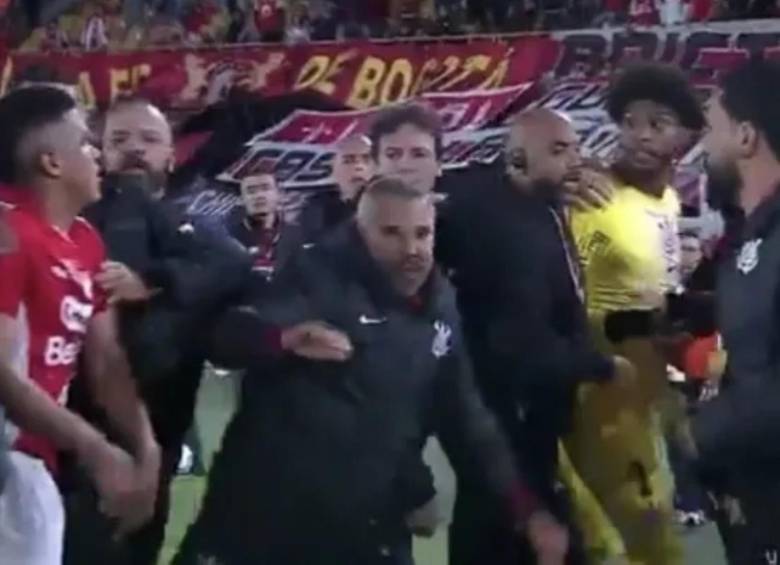 La disputa con el arquero rival. FOTO: Captura de video de redes sociales