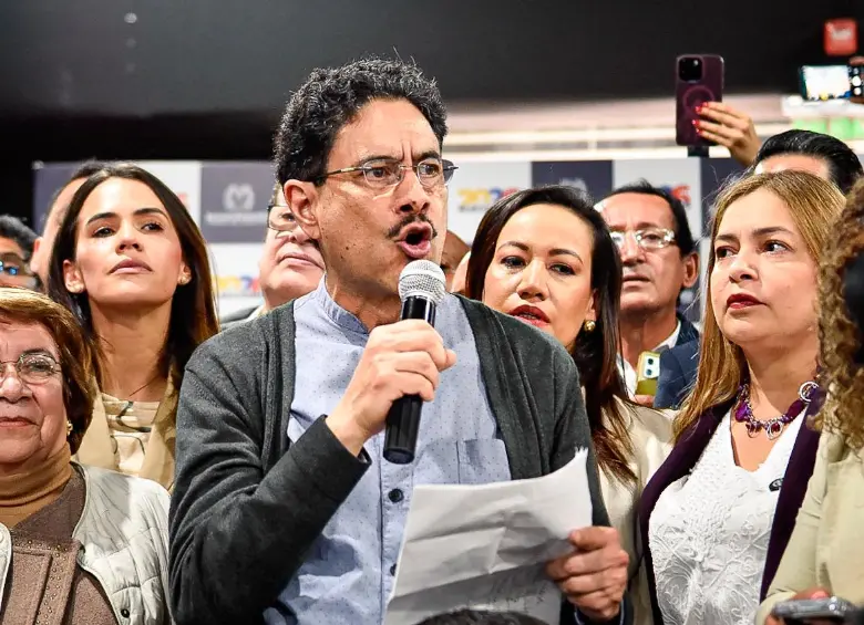 Iván Cepeda junto a varios candidatos el día de la inscripción de las listas al Congreso del Pacto Histórico. FOTO: Colprensa