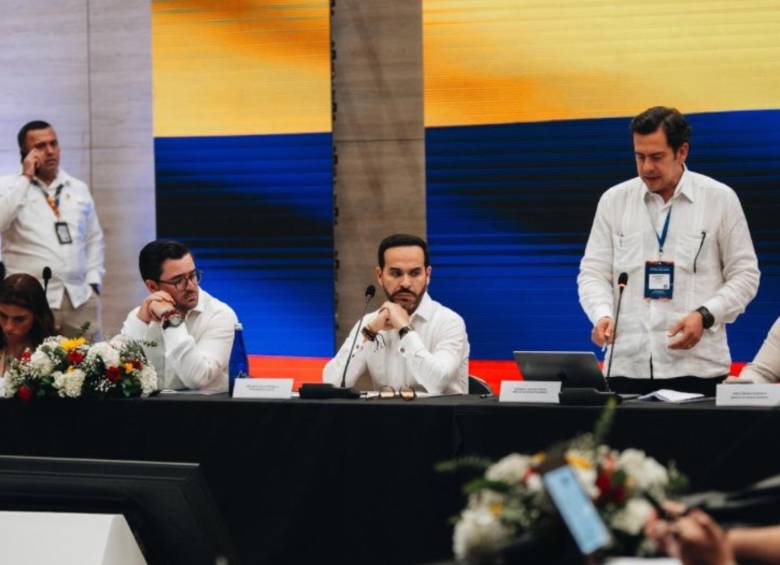 El mandatario electo Abelardo de la Espriella sentó a la mesa a los mandatarios locales para coordinar la seguridad de las capitales. Su apuesta: articular el control en las ciudades con la fuerza pública en las zonas rurales. FOTO: Tomada de redes sociales @ABDELAESPRIELLA