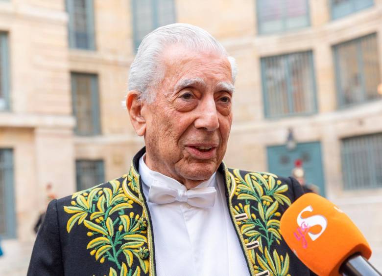 Mario Vargas Llosa, feliz por hacer parte de esta academia. FOTO Efe