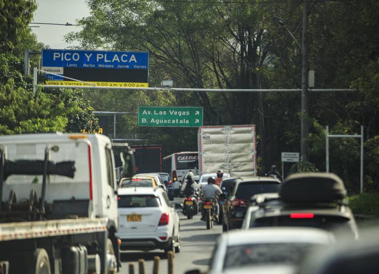 Una de las vías de la ciudad donde se anuncia el Pico y Placa. Foto: Andrés Camilo Suárez Echeverry.