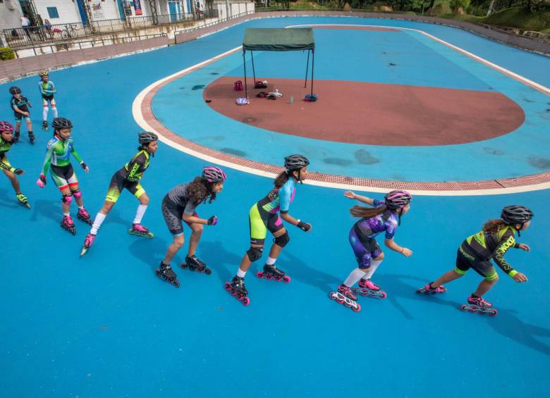 La pista de patinaje es uno de los escenarios mejor cuidados del municipio. Le dio otra imagen a la unidad deportiva del Idem. 