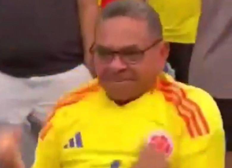 El padre de Luis Díaz celebró eufóricamente en las gradas del estadio. Foto: Captura de video. 
