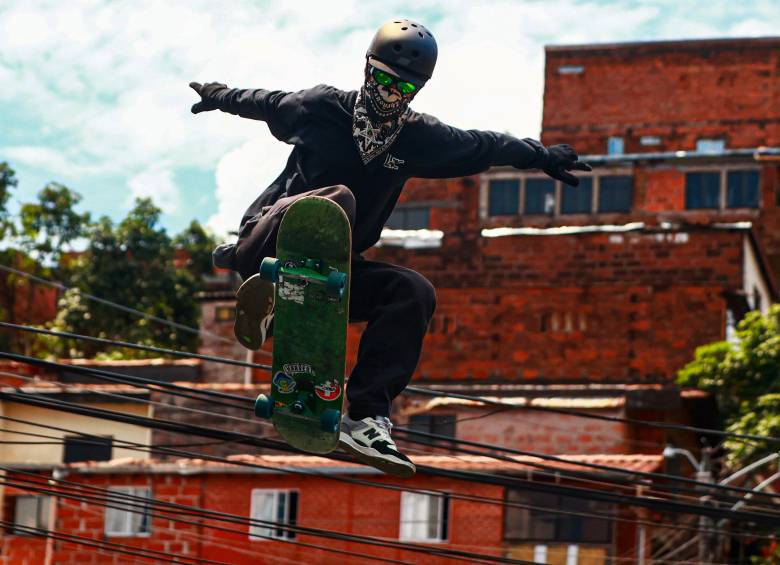 Por enésima ocasión, el sector se transformó en una pista de competencia natural para el evento que reúne a los skaters más intrépidos y arriesgados de Colombia. Foto: Manuel Saldarriaga Quintero.