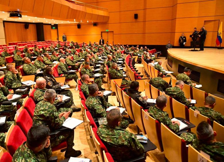El presidente Gustavo Petro se reunió este viernes con los generales y almirantes de la Fuerza Pública. FOTO: CORTESÍA