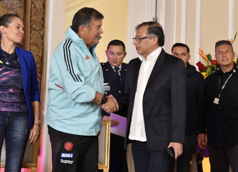 El presidente Petro le otorgó la Orden de Boyacá a toda la delegación colombiana femenina. FOTO: Colprensa