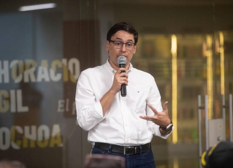 Esteban Giraldo, director de la Biblioteca Pública Piloto, se graduó hace poco de un doctorado en Documentación, archivo y bibliotecas. Foto Cortesía.