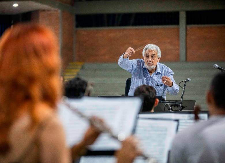 El cantante dirigió la ejecución de una pieza de música clásica en el ensayo que tuvo con los músicos de la Filarmed. Foto: Carlos Velazquez.