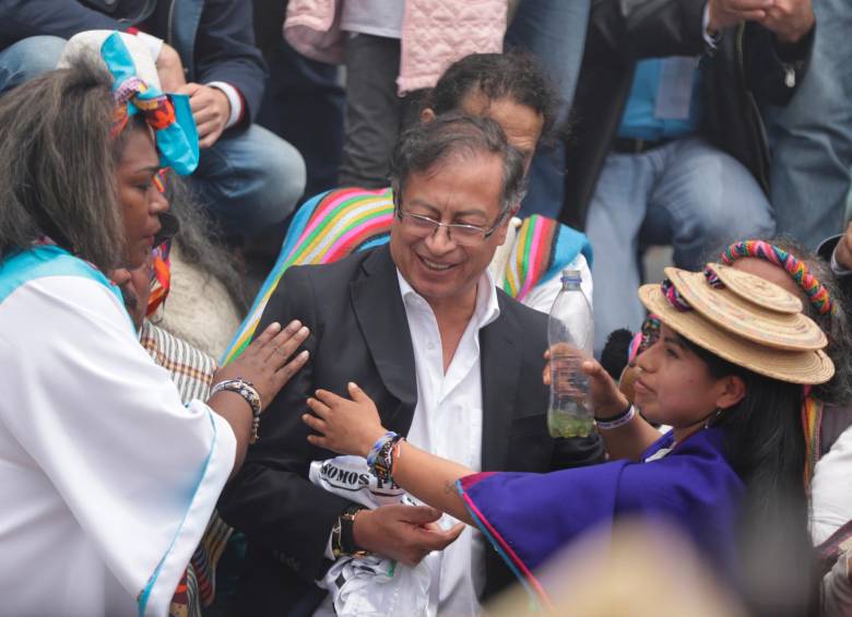 Petro hizo una posesión popular espiritual con indígenas y campesinos en Bogotá, un día antes de su posesión oficial. FOTO Colprensa