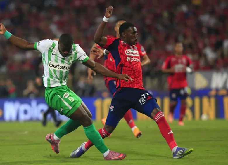 Andres Roman en el momento del gol del triunfo para Nacional. FOTO: Camilo Suárez