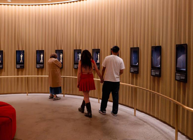 Aquí, en una urna, están algunas estatuillas que tiene en su poder La Academia de Artes y Ciencias Cinematográficas de Hollywood. FOTO Cortesía Museo