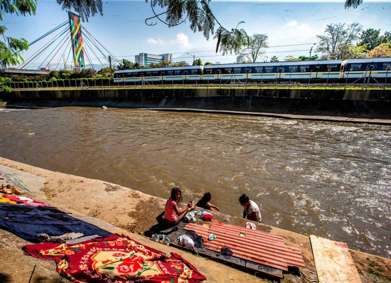 A orillas del río Medellín encontraron un lugar para bañarse, lavar la ropa, dormir en carpas y hasta nadar. Foto: Esneyder Gutiérrez Cardona 