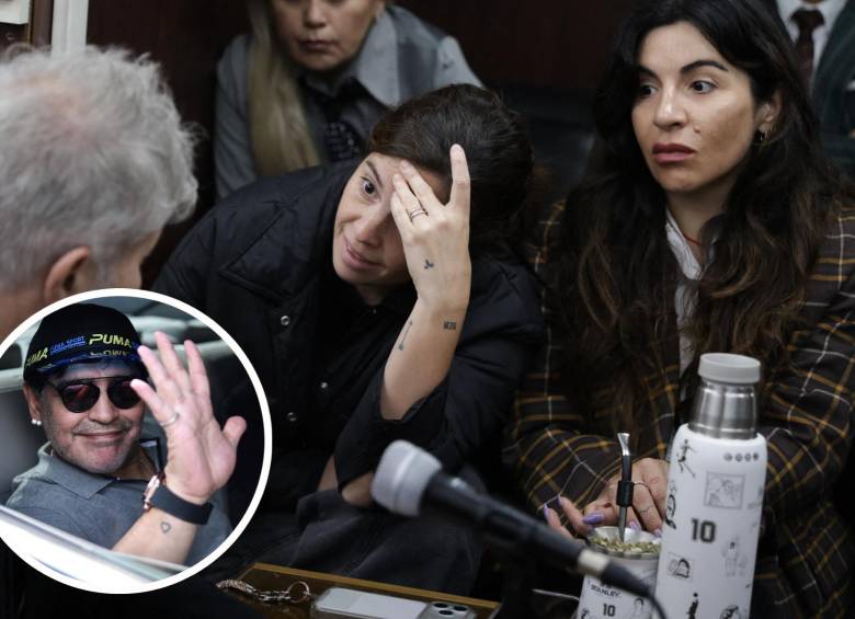 La defensa que representa al hijo menor del ‘Diez’ superó la petición de la fiscalía y acusó directamente a los médicos de saber que el exfutbolista iba a morir bajo su tratamiento. FOTO: AFP