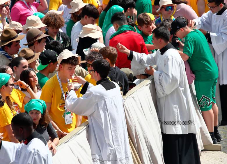 Un grupo de adolescentes en la Santa Misa presidida por el cardenal Pietro Parolin, en el día dos de las Novendiales por Francisco. FOTO GETTY