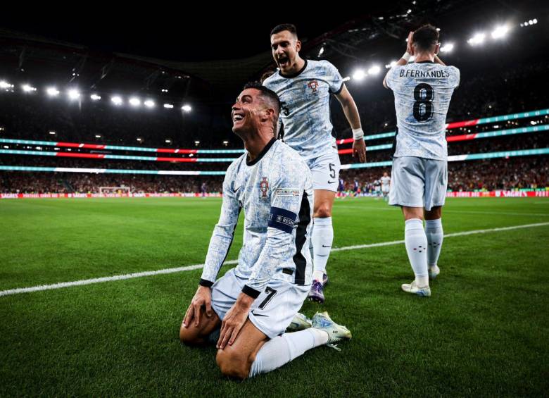 Cristiano Ronaldo celebrando con sus compañeros, sin poder creerlo, que llegó a los 900 goles oficiales. FOTO: CUENTA DE X @selecaoportugal