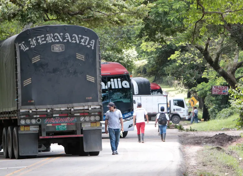 Bloqueos en Lebrija afectan el acceso a Bucaramanga y generan pérdidas millonarias en el comercio regional. FOTO COLPRENSA: 