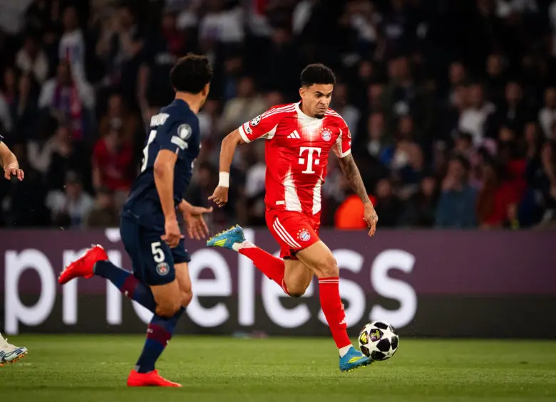Luis Díaz en medio del partido ante el PSG en París. FOTO: Tomada de redes sociales @FCBayern
