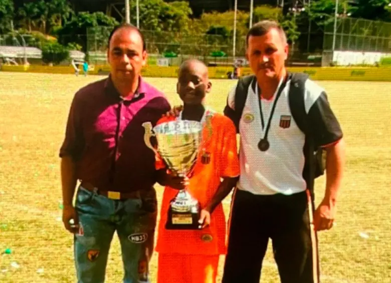 Jhon Durán fue campeón de la Liga Antioqueña de Fútbol con Envigado en la categoría sub-12. A su lado derecho, Jorge “Chucho” Betancur. FOTO: Cortesía